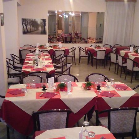 Hotel Glenn Римини Экстерьер фото