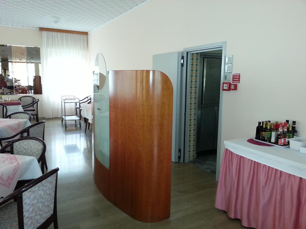 Hotel Glenn Римини Экстерьер фото
