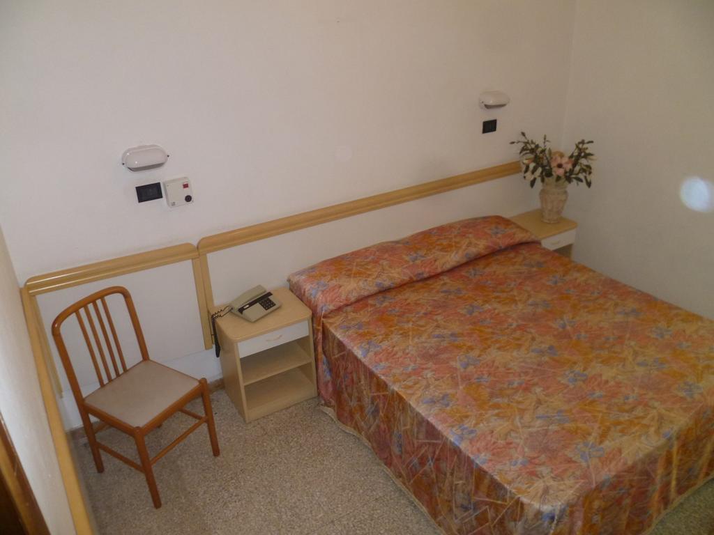 Hotel Glenn Римини Экстерьер фото